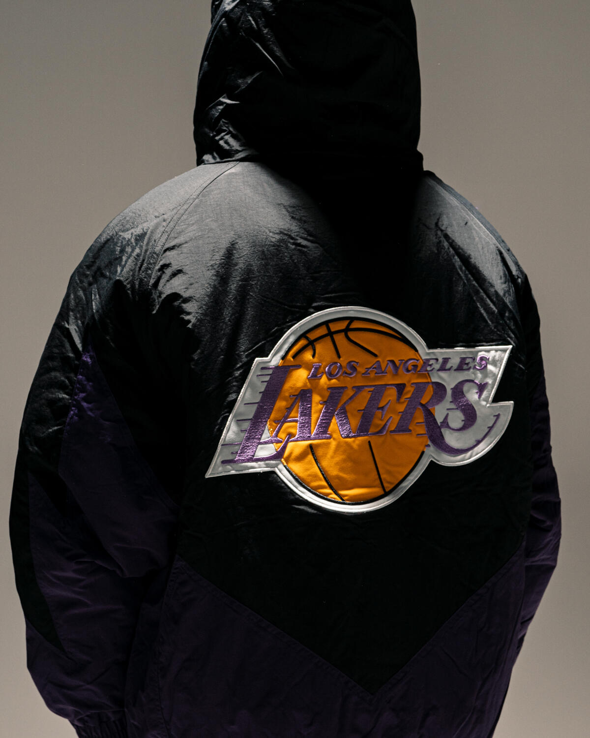 Lakers jacket hotsell mitchell and ness